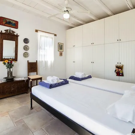 Holiday home Tripiti Drios